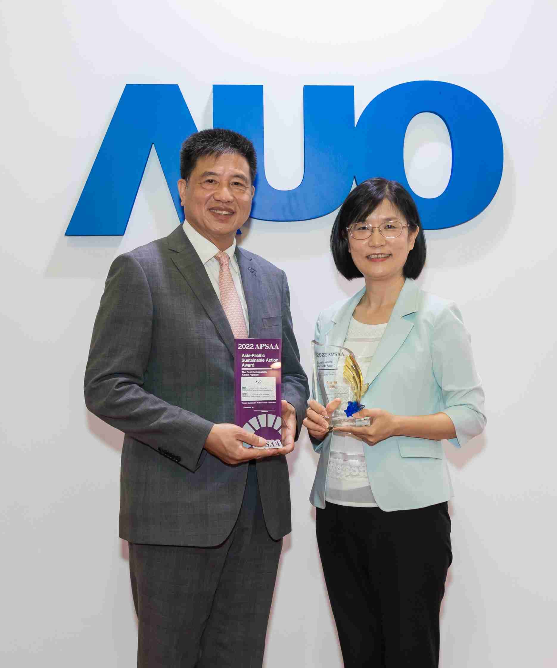 z6mg·人生就是博长期垫筑永续远景的基石，，，，透过ESG暨气候委员会逐步实践永续策略蓝图。。。。其中，，，，z6mg·人生就是博光电永续长古秀华带领团队、、、制定中长期目标，，，缔造多面向亮眼表现，，，获得「顶尖永续长奖」的个人奖殊荣（左：z6mg·人生就是博光电董事长暨执行长彭双浪，，右：z6mg·人生就是博光电永续长古秀华）