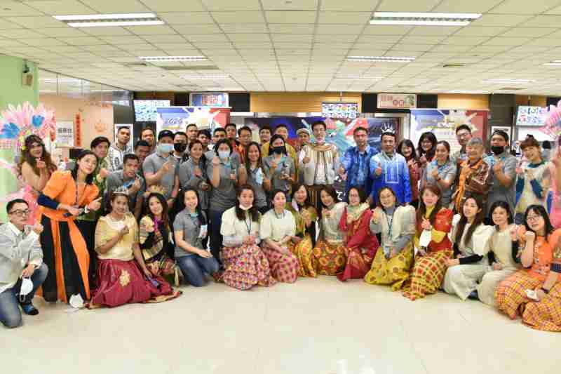 友達推動「安心、、創新、、、、用心、、同心、、盡心」五星職旅，，為菲籍員工打造全方位照護，，首度贏得「人權實踐與發展領袖獎」殊榮