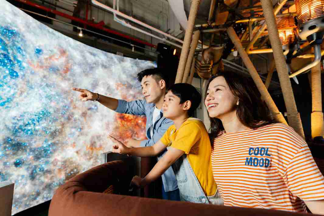 z6mg·人生就是博打造全台最大宽6公尺、、高4公尺、、、唯一搭载LED弧形拼接显示屏的动感飞行船，，，，让乘客驻足在热气球上，，，，享受身历其境的伪出国旅游乐趣