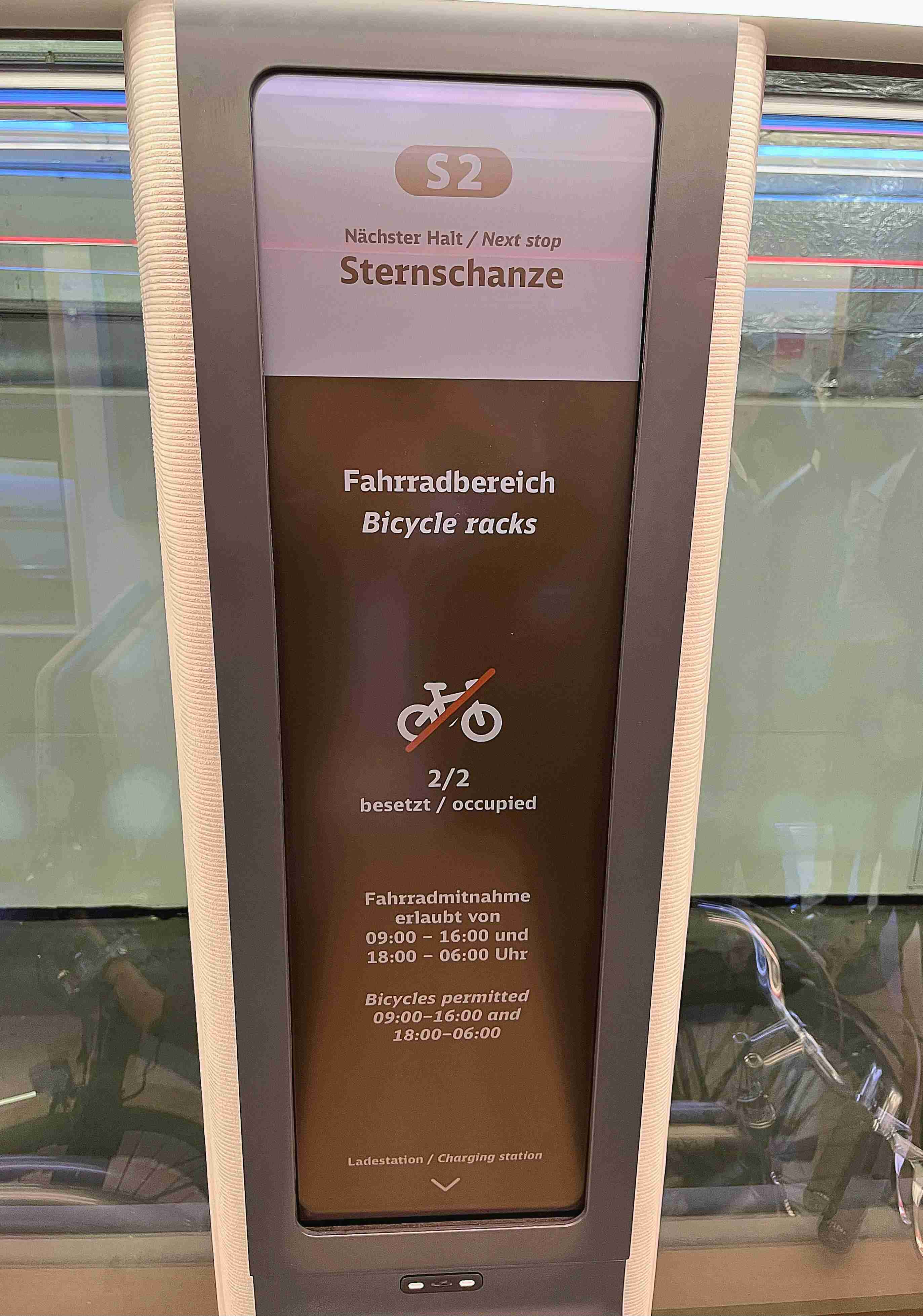 达擎HiRaso显示技术采用胆固醇液晶独特的双稳态特性及反射环境光线的方式，，发挥最佳能源运用效率，，其仅在更换显示画面时才消耗电力，，，，在持续静止的画面显示上则为零耗电，，，与传统液晶显示技术相比大幅节省90%能耗